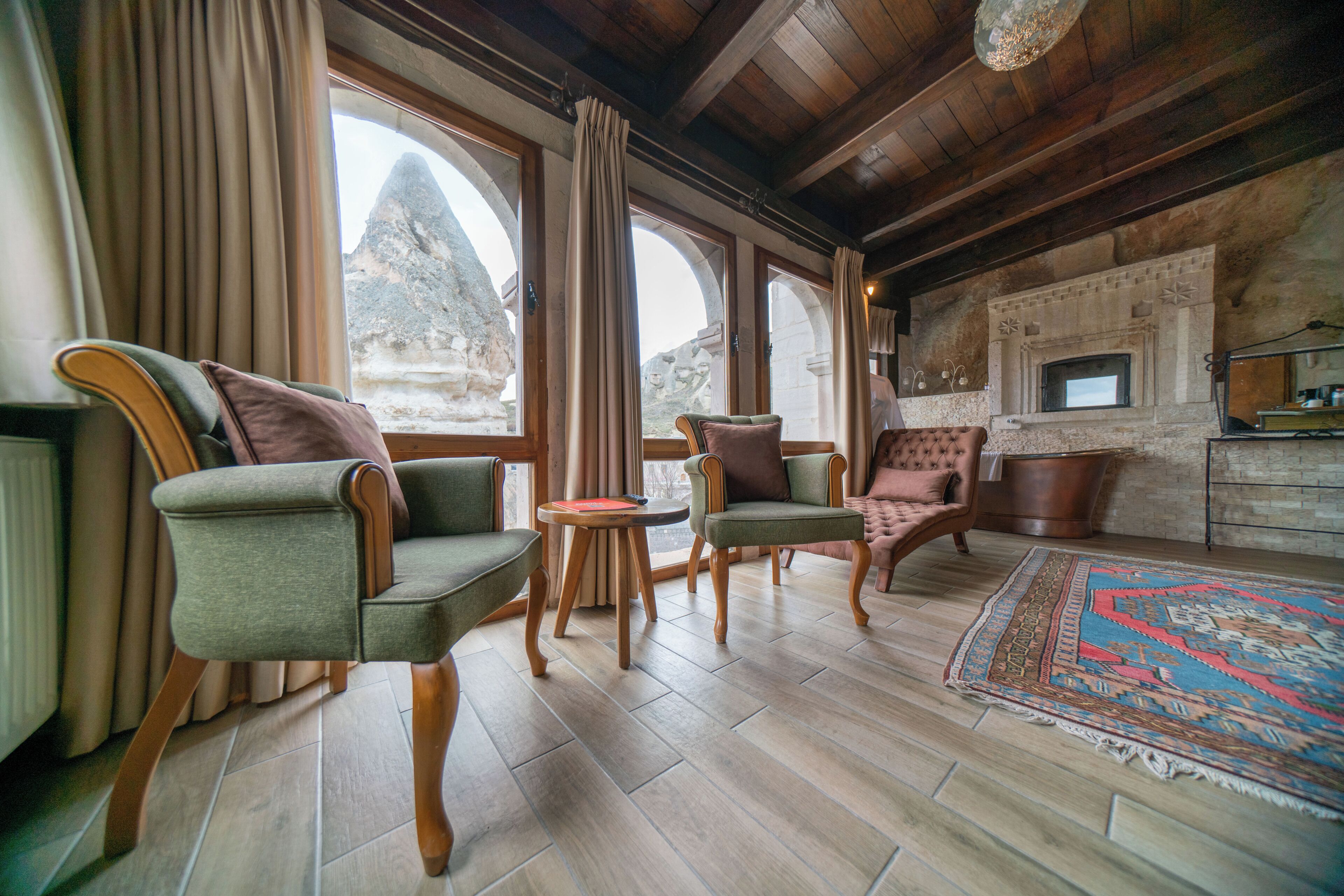 Deluxe Double Room with Bath | Sängtillbehör av högsta kvalitet och värdeförvaringsskåp på rummet