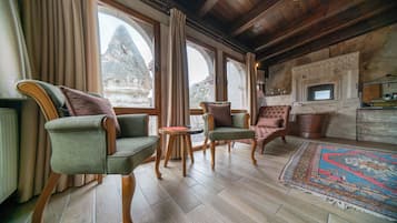 Deluxe Double Room with Bath | SÀngtillbehör av högsta kvalitet och vÀrdeförvaringsskÄp pÄ rummet