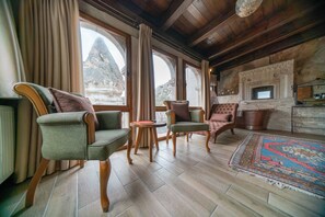 Deluxe Double Room with Bath | Ropa de cama de alta calidad, caja fuerte, escritorio