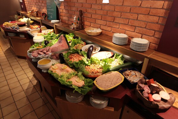 Lunch and dinner served