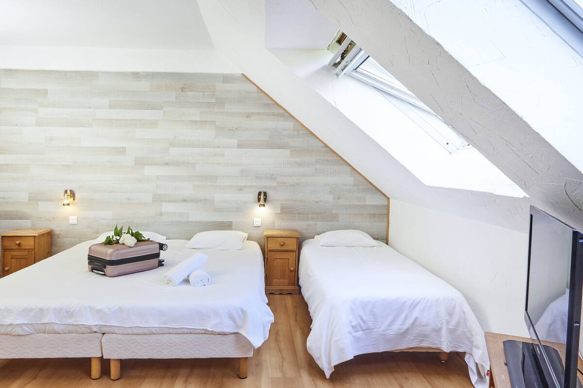 triple room | premium bedding, desk, iron/ironing board, free wifi