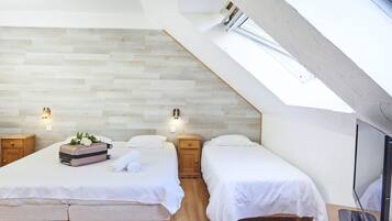 Triple Room | Premium bedding, desk, iron/ironing board, free WiFi