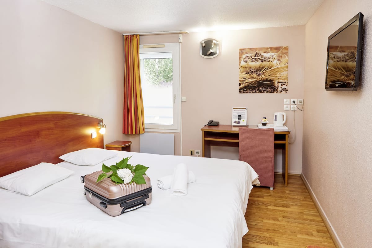 premium bedding, desk, iron/ironing board, free wifi