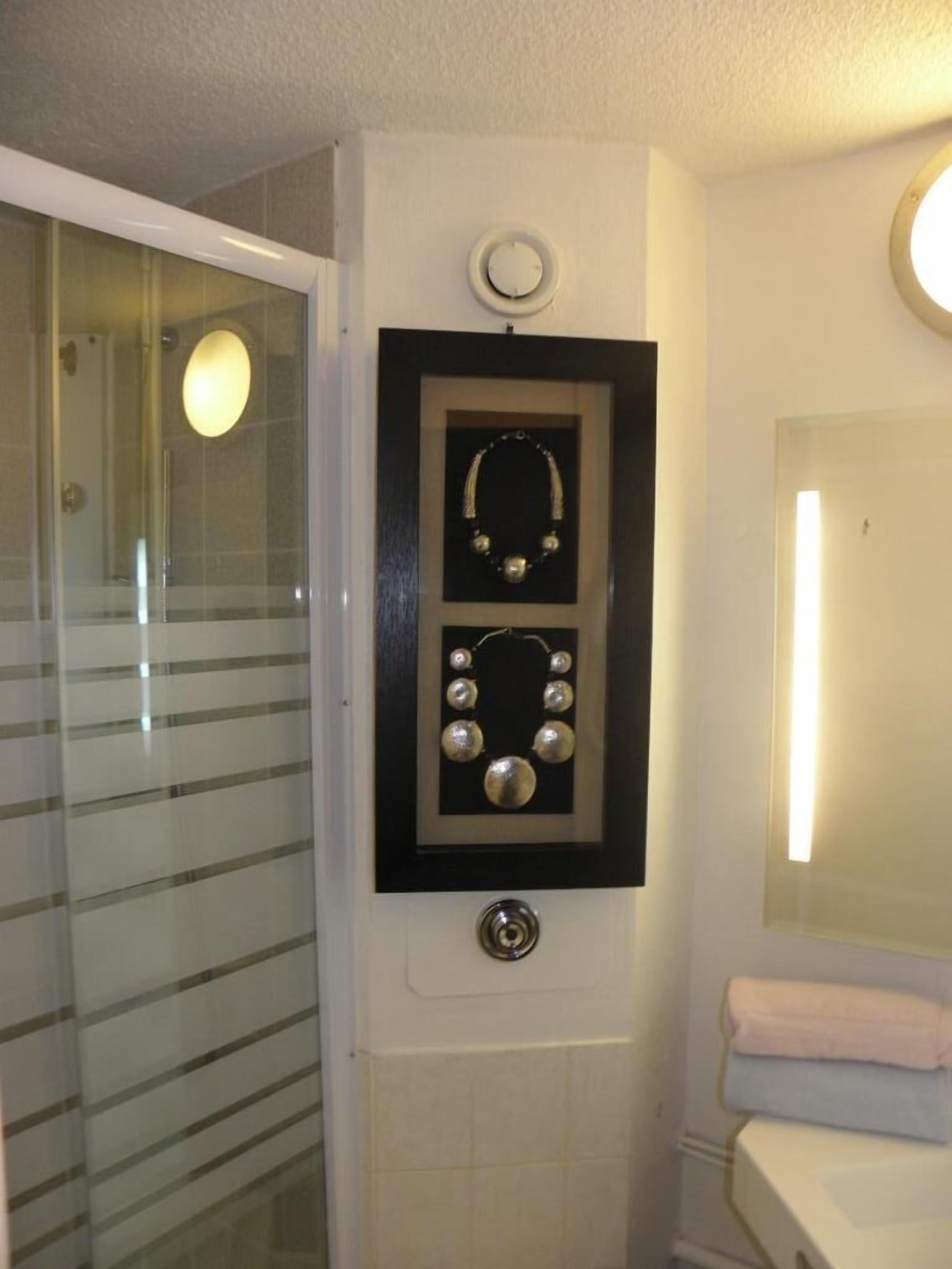 Douche, articles de toilette gratuits, sèche-cheveux