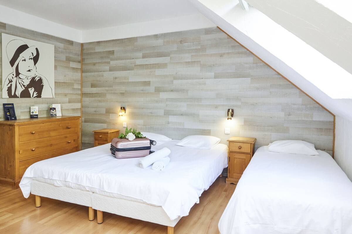 triple room | premium bedding, desk, iron/ironing board, free wifi