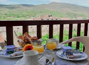 Breakfast and dinner served, Regional cuisine