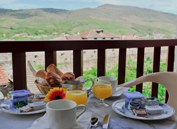 Breakfast and dinner served, Regional cuisine