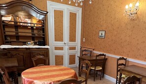 Se ofrece un desayuno bufé todos los días (por un coste adicional)