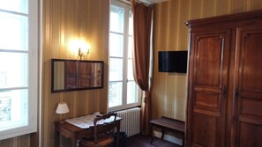 Doppelzimmer, 1 King-Bett, eigenes Bad | Schreibtisch, schallisolierte Zimmer, kostenloses WLAN, Bettwäsche