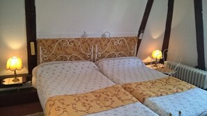 Habitación estándar con 2 camas individuales, baño privado | Escritorio, sistema de insonorización, wifi gratis y ropa de cama
