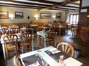 Breakfast, lunch, dinner served; French cuisine 