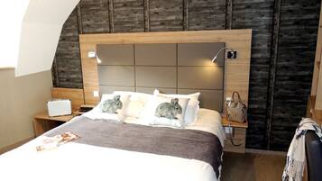 Een bureau, geluiddichte muren, een strijkplank/strijkijzer, gratis wifi