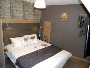 Een bureau, geluiddichte muren, een strijkplank/strijkijzer, gratis wifi