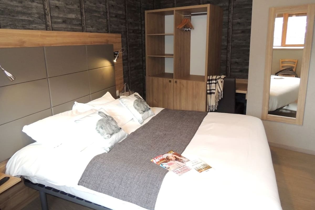 Schreibtisch, schallisolierte Zimmer, Bügeleisen/Bügelbrett