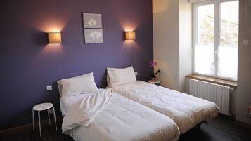 Comfort Twin kamer, 2 eenpersoonsbedden | Een bureau, geluiddichte muren, een strijkplank/strijkijzer, gratis wifi