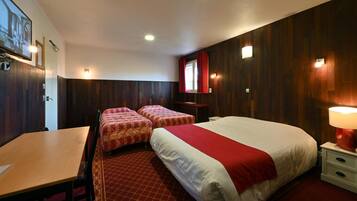 مكتب وتجهيزات عازلة للصوت وواي فاي مجانًا وملاءات أسرّة