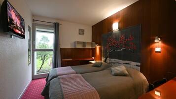 Standard Room, 2 Single Beds | Desk, soundproofing, free WiFi, bed sheets