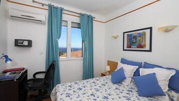 Een kluis op de kamer, individueel gemeubileerd, een bureau