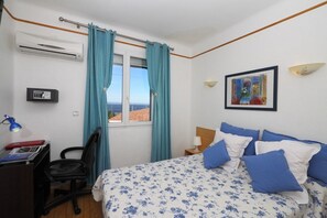 In-room safe, individually furnished, desk, blackout drapes - Hotel Eden (Martigues)