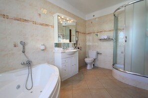 Hydromassagedusche, kostenlose Toilettenartikel, Haartrockner