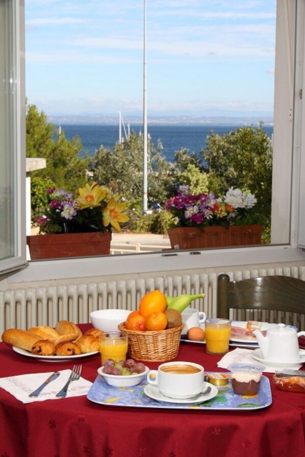 Daily continental breakfast (EUR 8.50 per person) - Hotel Eden (Martigues)