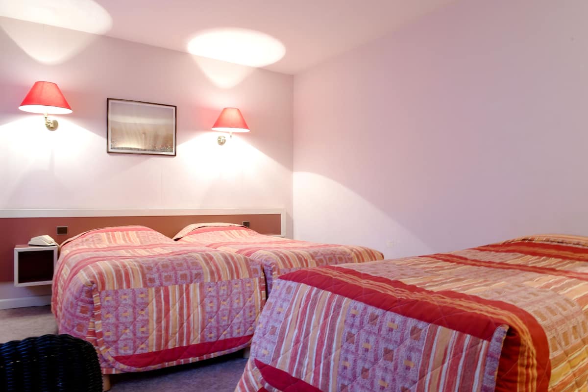 Chambre Triple | Bureau, chambres insonorisées, lits bébé (gratuits), Wi-Fi gratuit