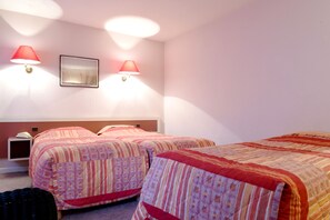 Triple Room | Desk, soundproofing, free cribs/infant beds, free WiFi