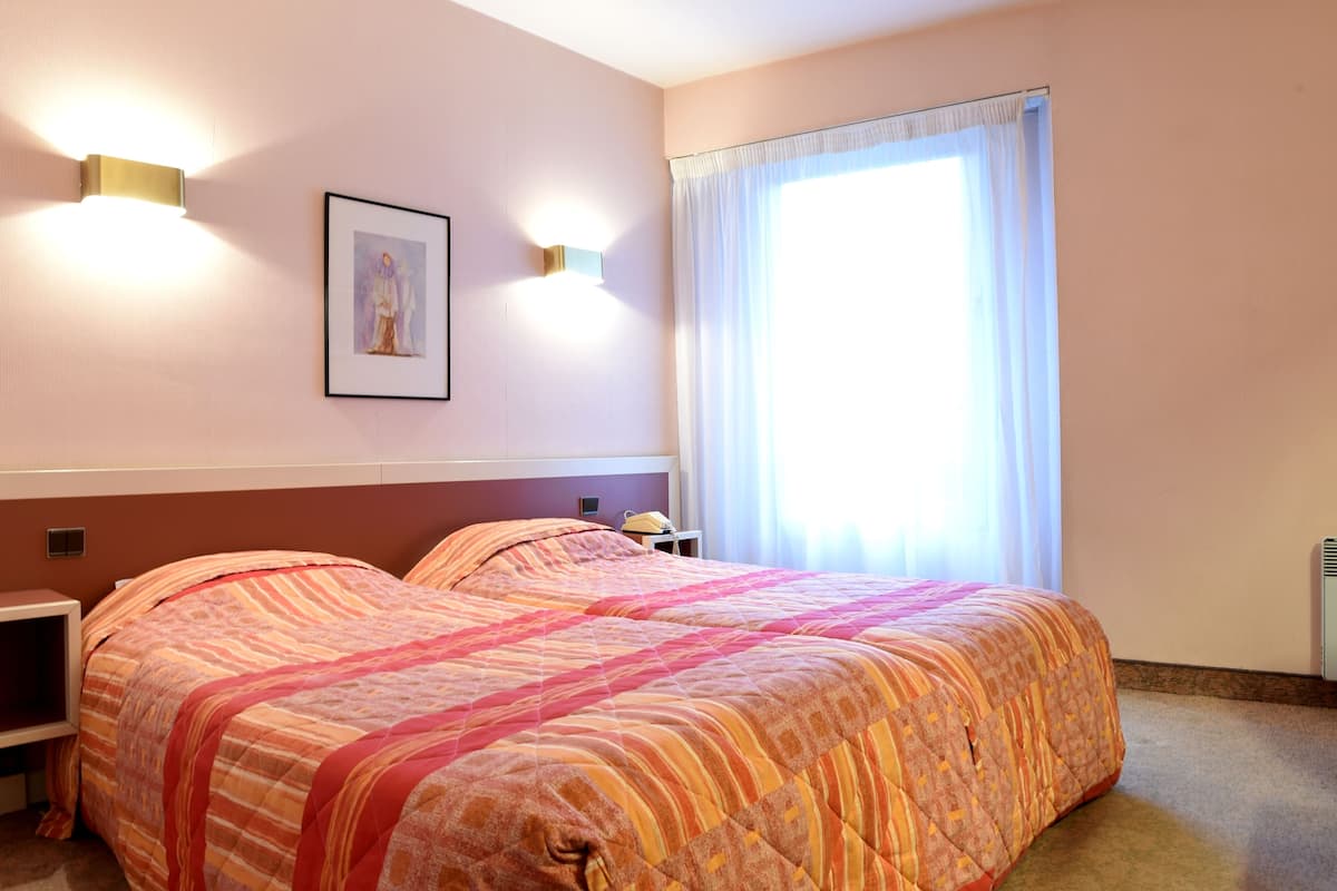 Chambre Standard, 2 lits une place | Bureau, chambres insonorisées, lits bébé (gratuits), Wi-Fi gratuit