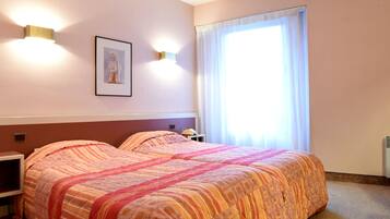Standard Room, 2 Single Beds | Desk, soundproofing, free cots/infant beds, free WiFi