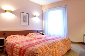 Habitación estándar, 2 camas individuales | Escritorio, sistema de insonorización, cunas gratuitas y wifi gratis