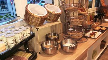 Petit déjeuner, déjeuner et dîner servis sur place