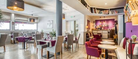 Serveert ontbijt, lunch, diner, Franse gerechten