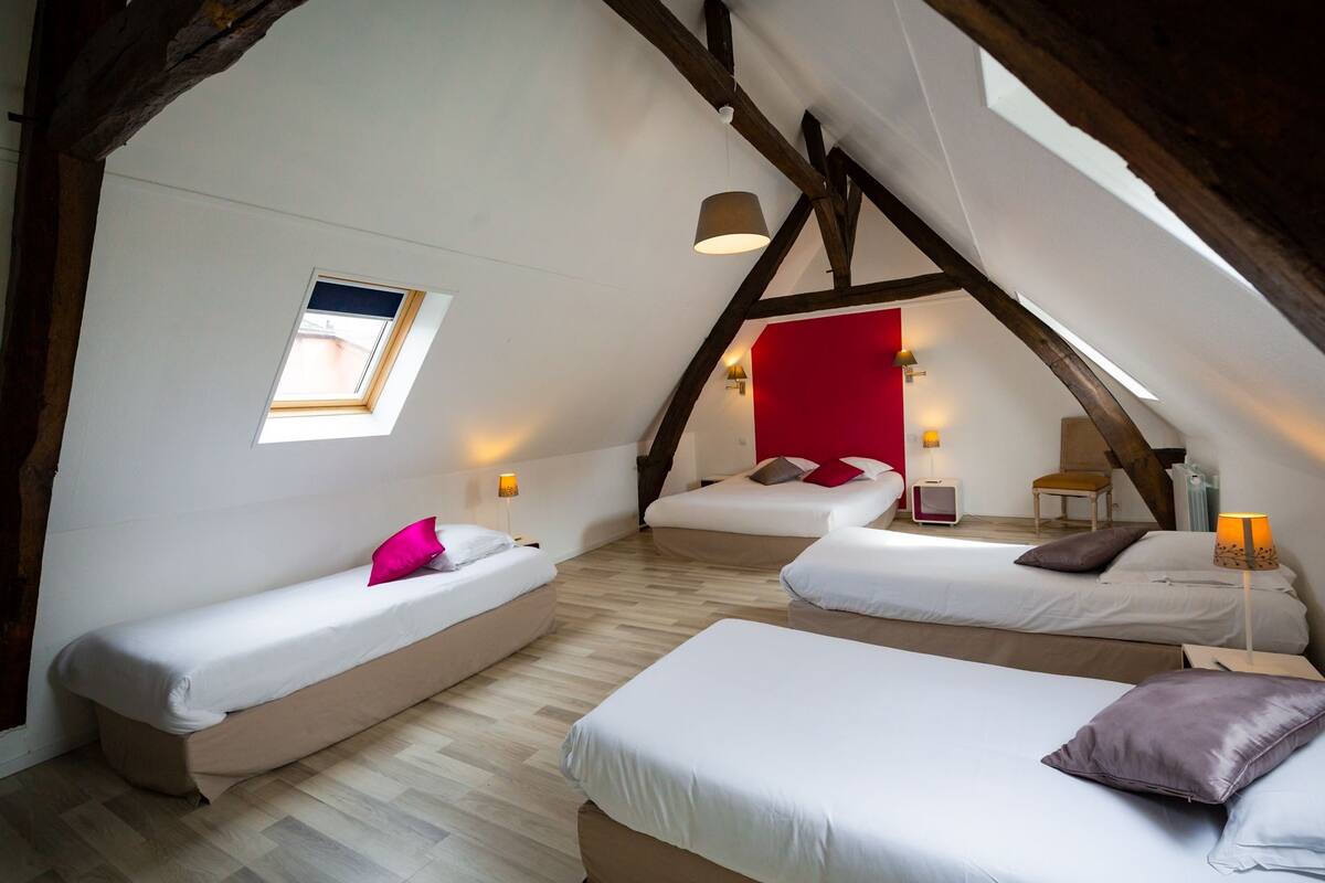 Quintuple Room | Down duvets, desk, blackout curtains, free cots/infant beds
