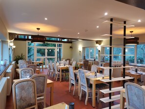 Breakfast, lunch, dinner served; French cuisine, garden views 