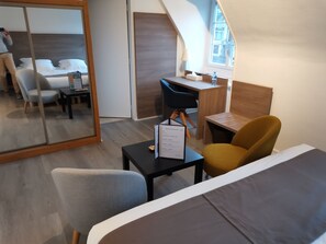 Superior Double Room | Desk, blackout curtains, soundproofing, bed sheets - Relais de la Poste (Le Hom)