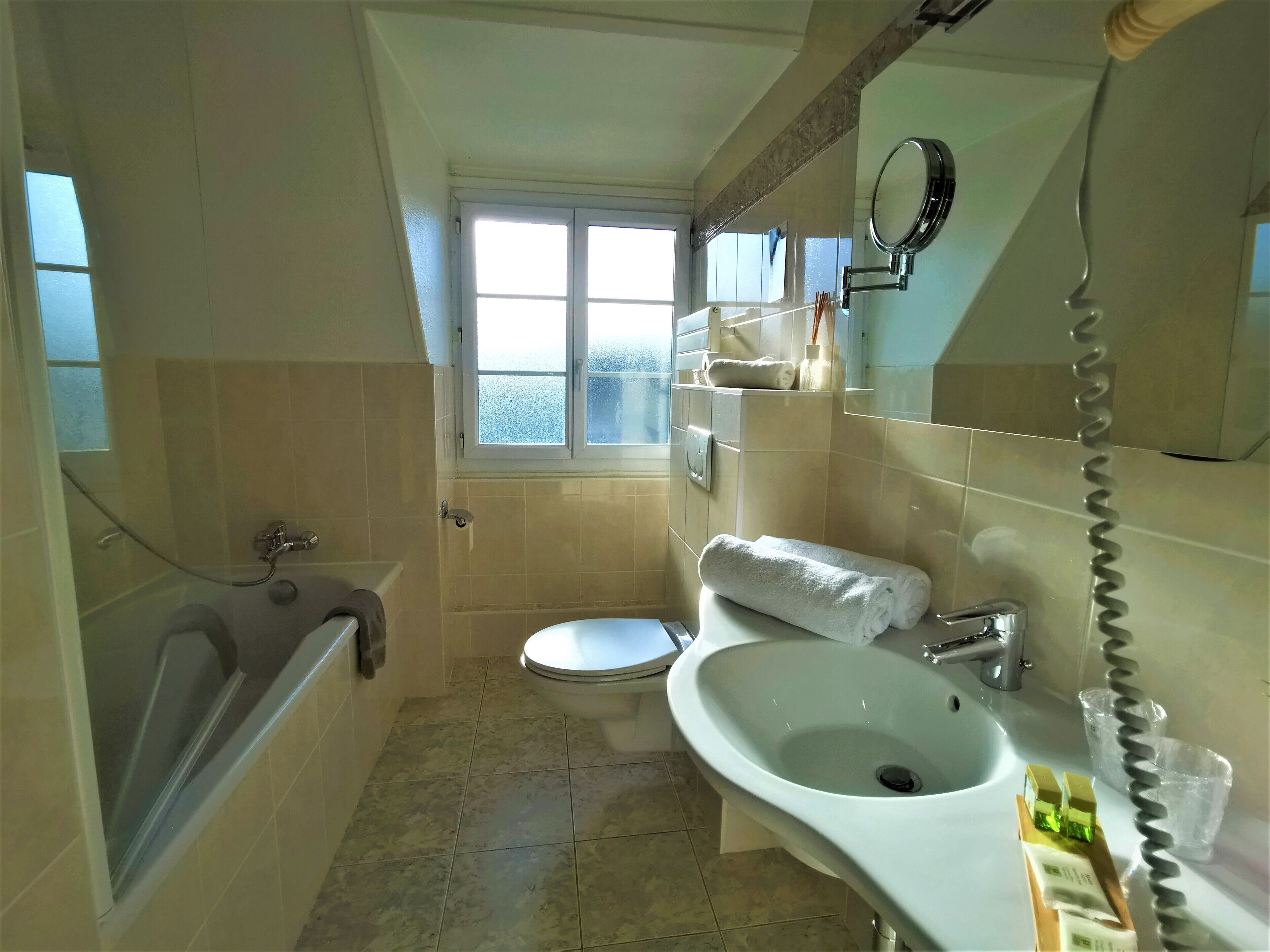 Chambre Double Supérieure | Salle de bain | Articles de toilette gratuits, sèche-cheveux, serviettes fournies