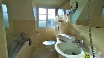 Chambre Double Supérieure | Salle de bain | Articles de toilette gratuits, sÚche-cheveux, serviettes fournies