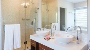 Deluxe Apartment | Bathroom