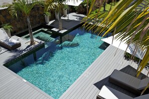 Outdoor pool, pool umbrellas, pool loungers - Paradise Beach by Horizon Holidays (Pointe D'esny)