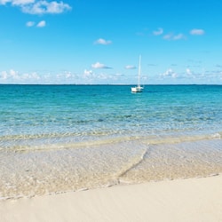 En la playa, camastros, sombrillas y toallas de playa