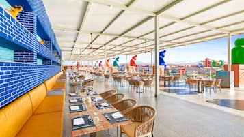 6 restaurants; breakfast, lunch, and dinner served
