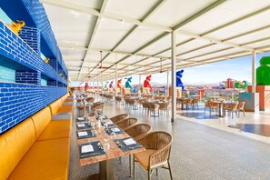 6 restaurants servant le petit déjeuner, le déjeuner et le dîner