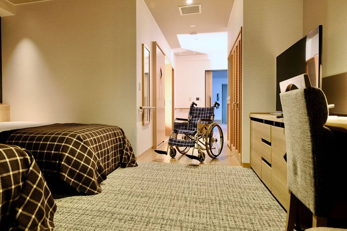 雙床房 (High Floor Universal, up to 2 guests) | 客房內保險箱、熨斗/熨衣板、免費無線上網、床單