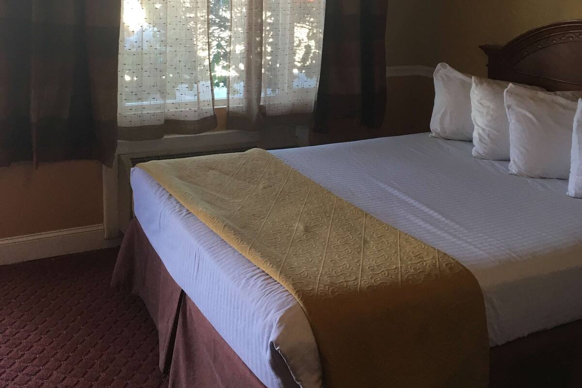 1 bedroom, premium bedding, in-room safe, desk