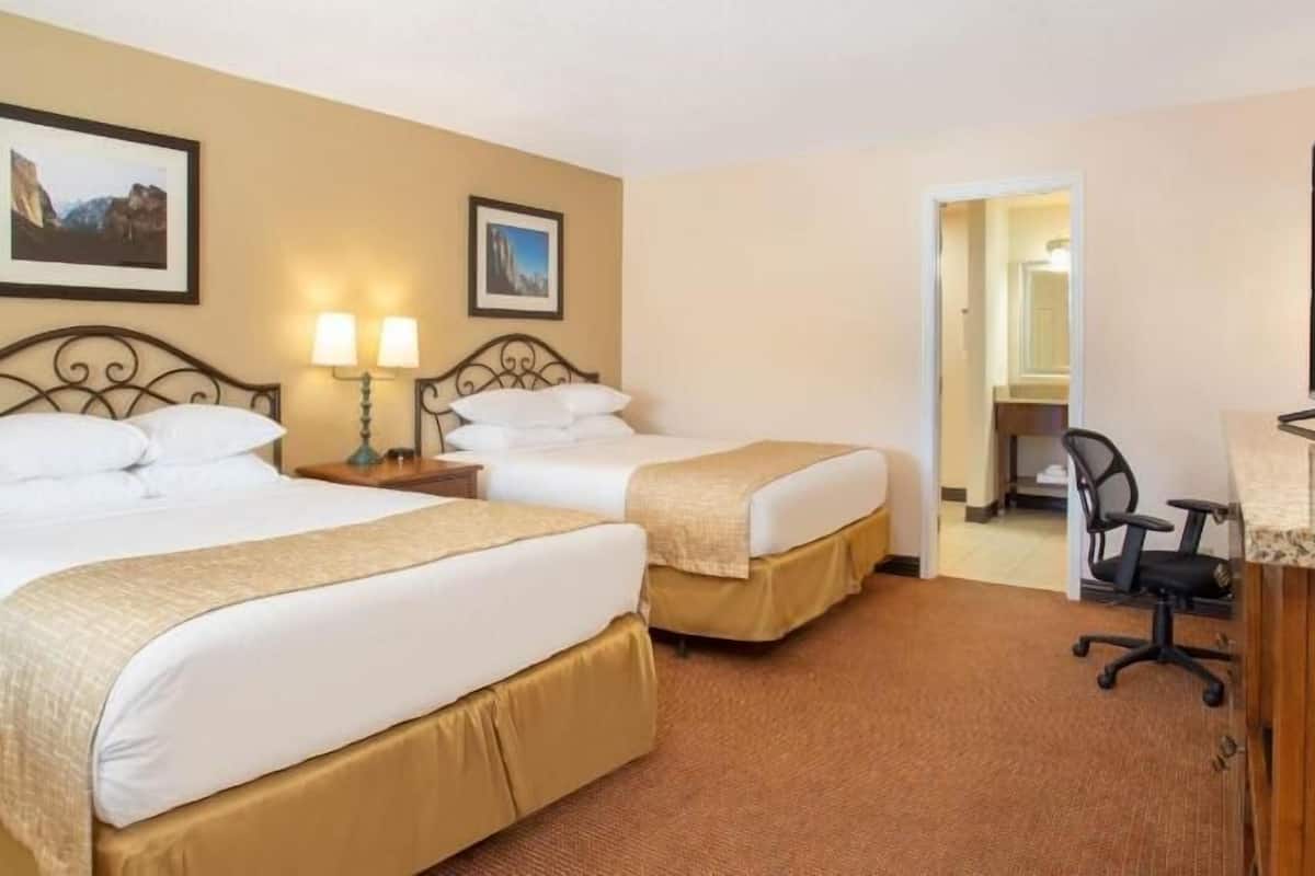 Premium bedding, in-room safe, desk, blackout drapes