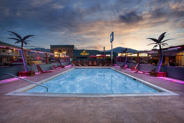 Alberca al aire libre por temporada y sombrillas en la alberca 