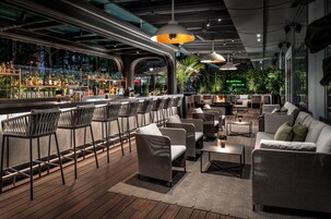 Lunch and dinner served, Italian cuisine