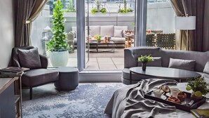 Room, 1 King Bed, Terrace - The Ritz-Carlton, Toronto (Toronto)