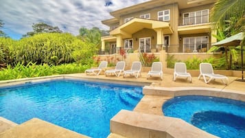 Villa familiale, 5 chambres, vue sur le jardin | Literie de qualité, décor unique, ameublement unique, bureau