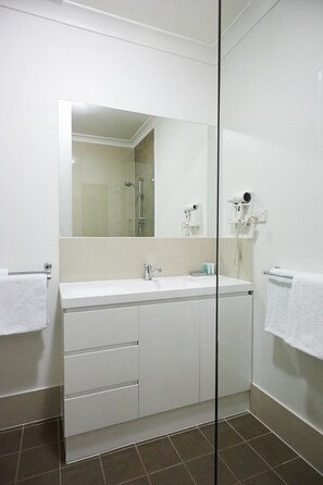 Douche, articles de toilette de luxe, sèche-cheveux, serviettes fournies